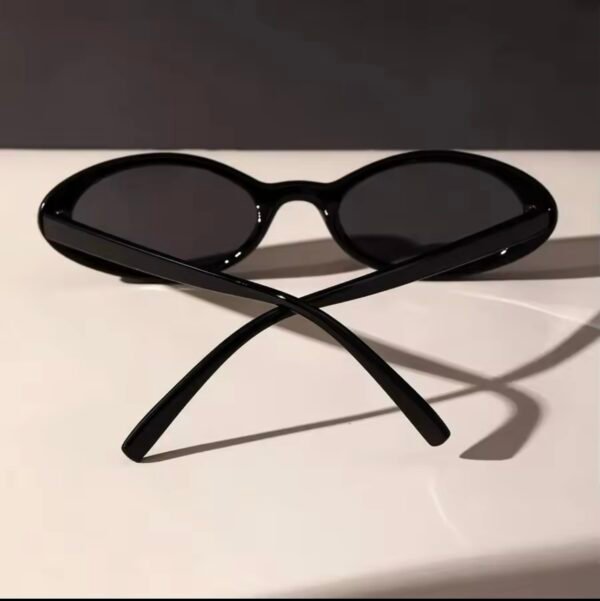 Lentes de Sol Negros Ovalados | Estilo Retro Minimalista Unisex UV400 ✨ - Image 2